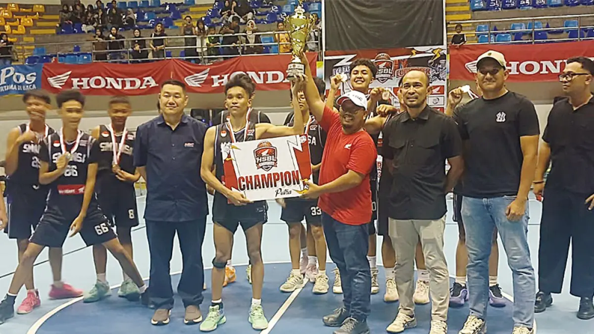 Promotion Department Head Capella Honda Riau Haryanto Budhiman, Ketua Perbasi Kampar Edo Herly, dan Pimpinan Cabang Capella Honda Bangkinang Hasbi menyerahkan trofi kepada juara basket putra, SMAN 1 Bangkinang Kota, di Hall A Sport Centre Bangkinang, Sabtu (15/8/2026).