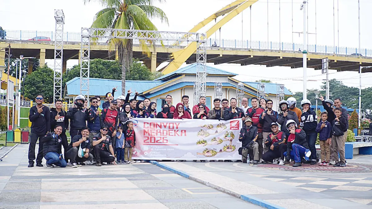 Bikers yang tergabung dalam Honda Bikers Pekanbaru (Hobiku) dan&nbsp; jurnalis foto bersama di Rumah Singgah Tuan Kadi, Kota Pekanbaru dalam rangkaian ”Convoy Merdeka” yang digelar PT Capella Dinamik Nusantara (Capella Honda) dalam rangka Hari Kemerdekaan RI ke-81, belum lama ini.(pt capella Honda untuk riau pos)