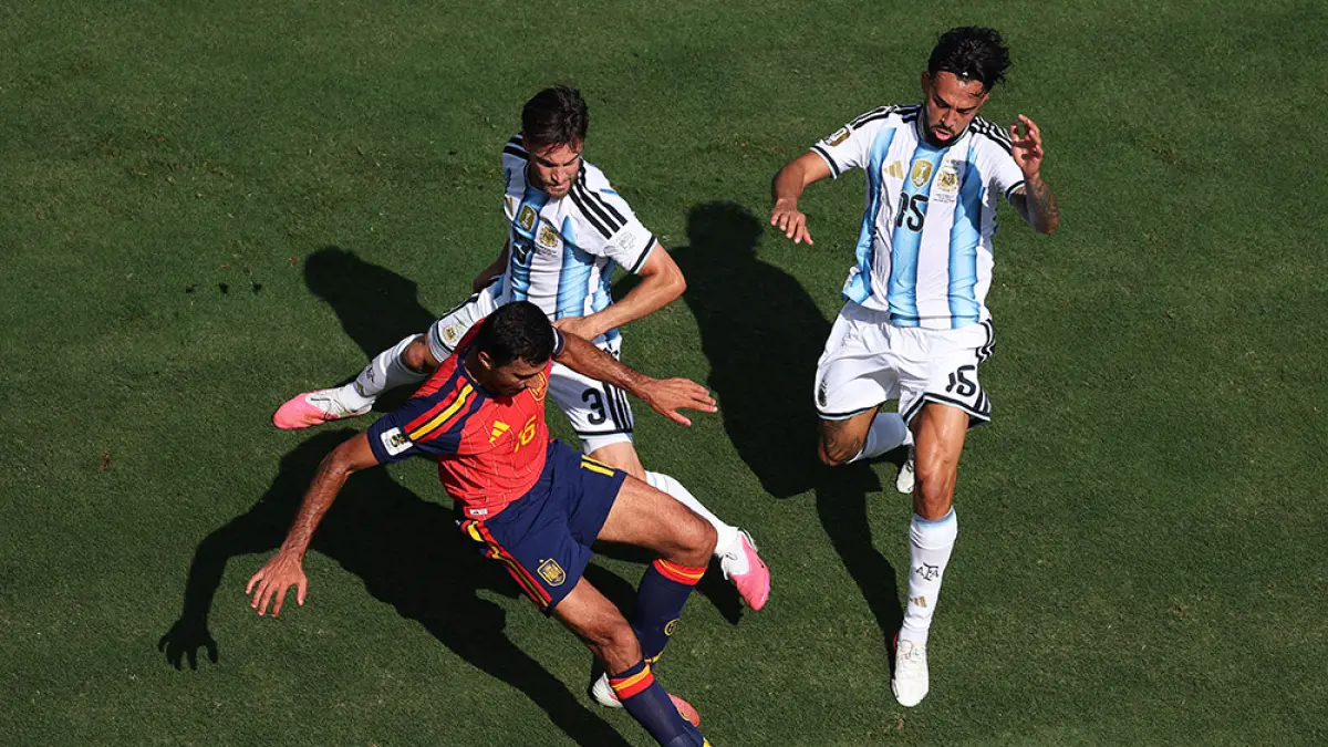 berebut bola: Pesepakbola Spanyol Rodrigo Hernandez  berebut bola dengan dua pemain Argentina Nicolas Tagliafico  dan Nico Gonzalez  dalam pertandingan final Piala Dunia FIFA 2026, belum lama ini. (afp)