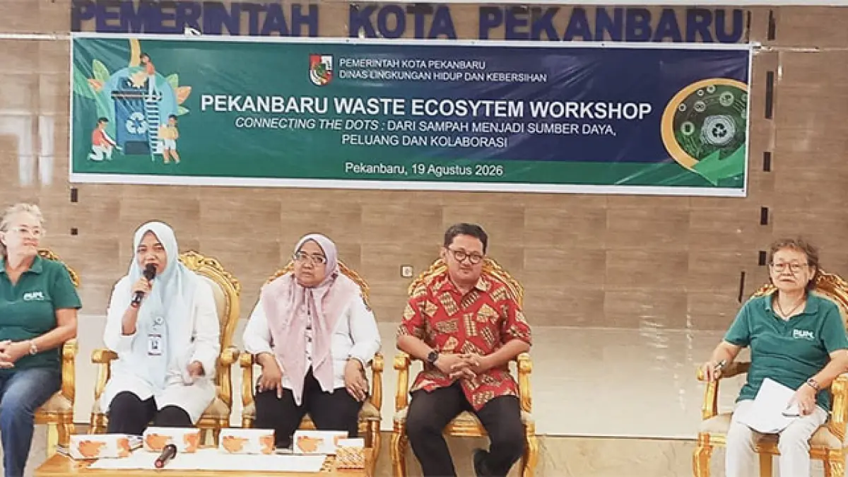DLHK Pekanbatu bersama Forum Komunikasi Kehutanan Masyarakat Riau saat melaksanakan workshop pengelolaan sampah. Foto FKKM