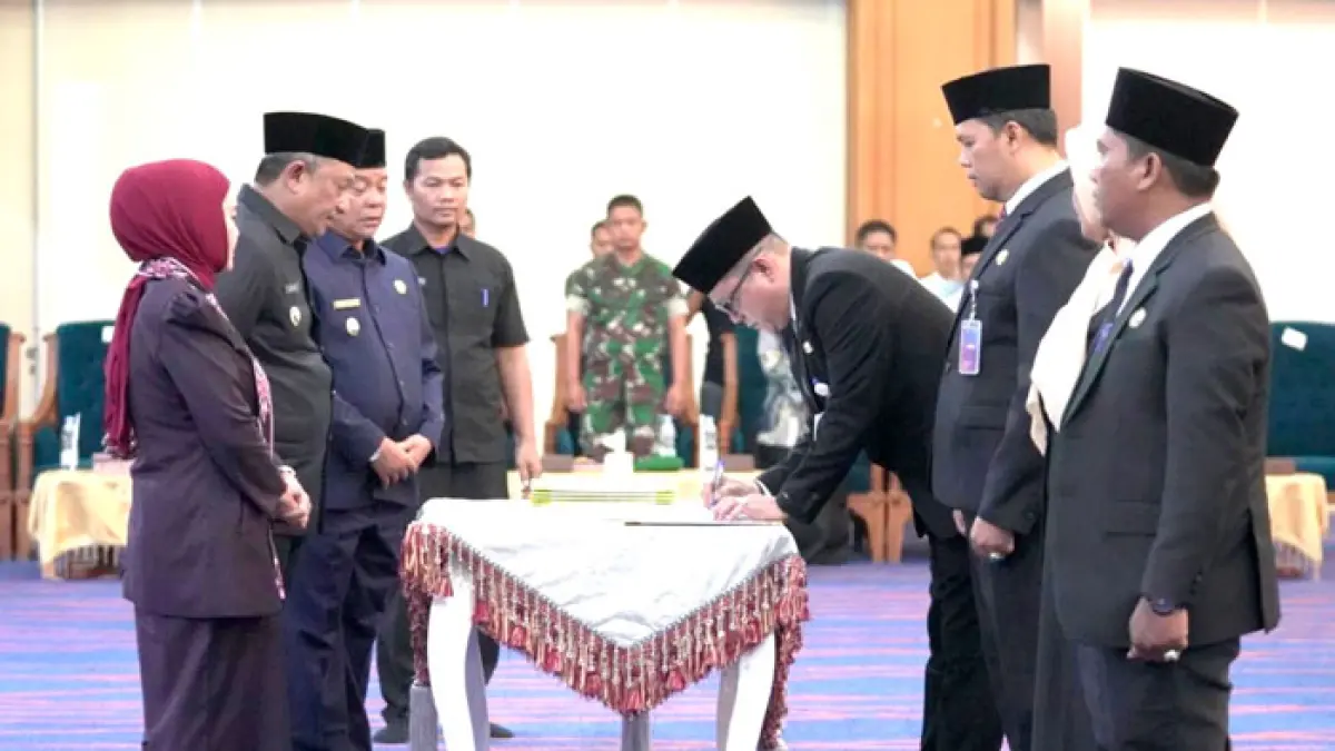 Bupati Rohul Anton didampingi Wabup H Syafaruddin Poti dan Ketua DPRD Rohul Hj Sumiartini menyaksikan Perwakilan Pejabat Eselon II, III, Kepala Sekolah dan Kepala Puskesmas menandatangani berita acara pelantikan di Convention Hall Islamic Center Rohul, Rabu (19/8/2026). (Prokopim Setda Rohul untuk Riaupos.co)