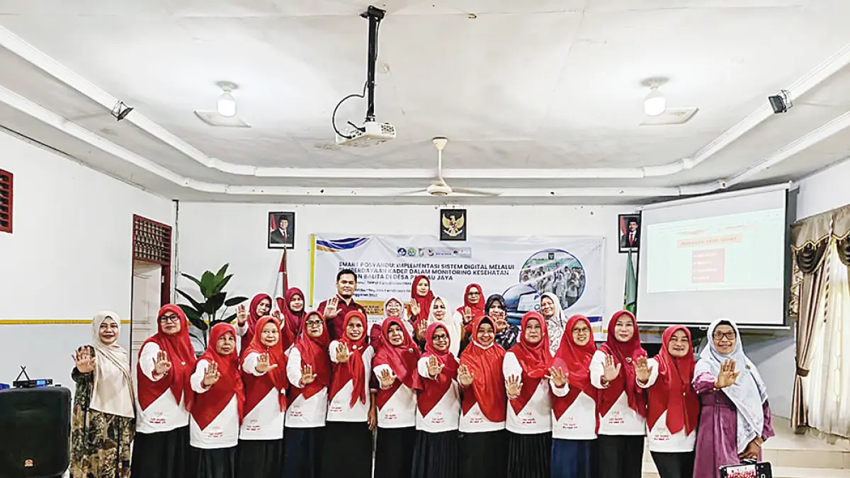 FOTO BERSAMA: Tim pengabdian kepada masyarakat dosen Unri foto bersama para kader Posyandu Desa Pandau Jaya, Kecamatan Siak Hulu, Kabupaten Kampar, belum lama ini. (Unri untuk Riau Pos)
