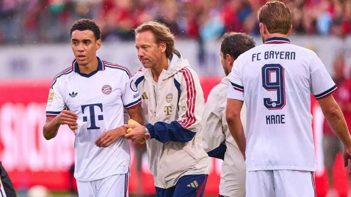 Jamal Musiala pingsan di lapangan dalam pertandingan persahabatan Bayern Munchen melawan Heidenheim pada hari Selasa. (EyesWideOpen/Getty Images)