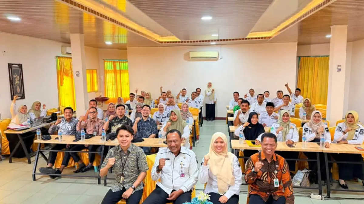 Kadiskes Rohul dr Bambang Triono MM foto bersama usai membuka kegiatan Pembekalan Pencegahan Kecurangan (Fraud) dalam Program JKN bagi FKTP dan FKRTL di Hotel Gelora Bhakti Pasirpengaraian, Rabu (19/8/2026). (Engki Prima Putra/Riaupos.co)