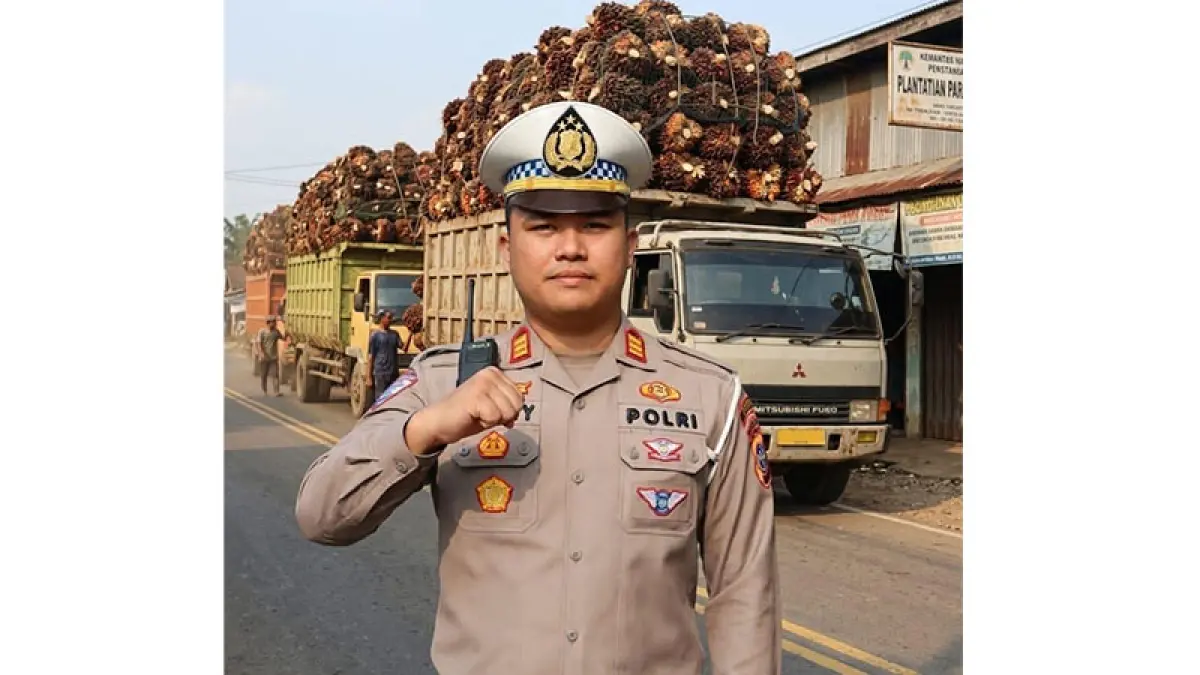 Kasat Lantas Polres Siak AKP Denny Maulana Saputra bersama truk bermuatan berlebih di Siak, Rabu (19/8/2026). (Istimewa)