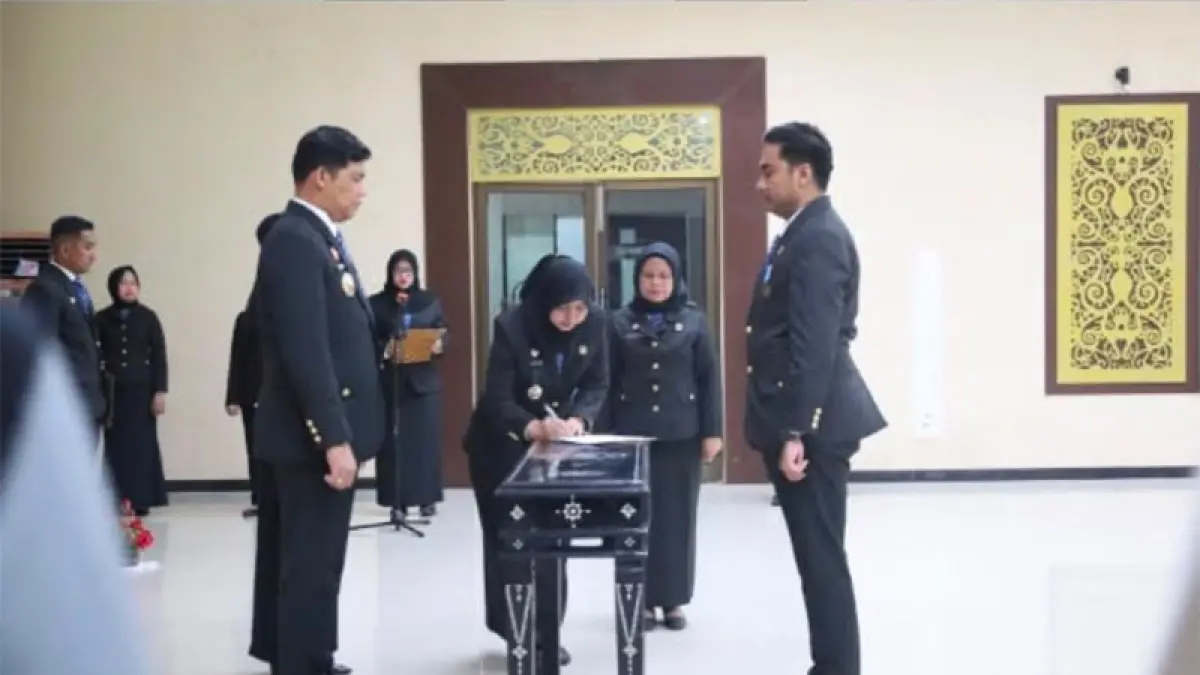 Kepala Kanwil Kemenkum Riau Rudy Hendra Pakpahan (kiri) melantik Anggota MPD Notaris Siak pada Selasa (18/8/2026). Foto Humas Kanwil Kemenkum Riau