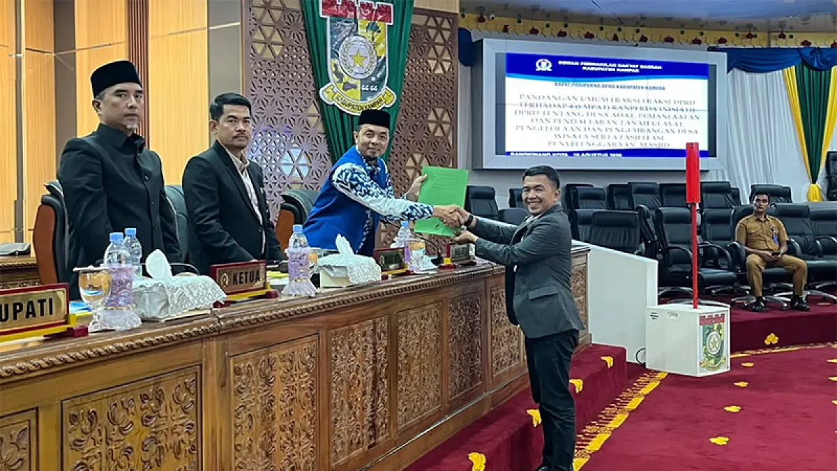 Ketua Fraksi Nasdem Eko Sutrisno menyerahkan pandangan umum fraksi kepada Wakil Ketua I Iib Nursaleh saat rapat paripurna di DPRD Kampar, Senin (18/8/2026). Kamaruddin/Riaupos.co