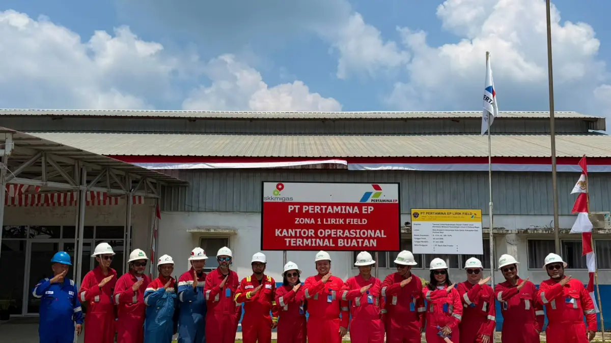 Manajemen EMP Bentu Limited saat menyaksikan lifting perdana crude oil di Terminal Buatan, Riau, Selasa (18/8/2026)