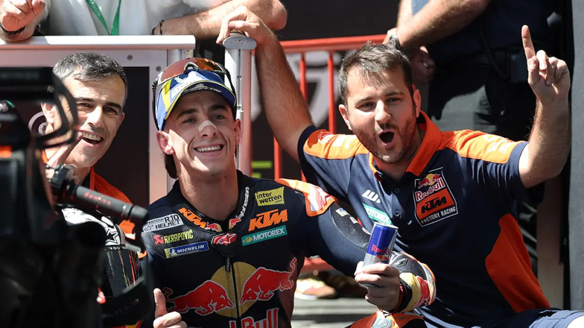 Pedro Acosta dari tim Red Bull KTM Fac­­­tory Racing (tengah) merayakan keberhasilannya memenangkan sesi kualifikasi MotoGP Grand Prix C­ata­lunya di Sirkuit Catalunya, Montmelo, Barcelona, ​​belum lama ini. (Lluis GENE/AFP)