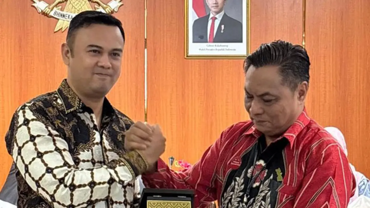 Pemimpin Wilayah PT Pegadaian (Persero) Kantor Wilayah II Pekanbaru, Agus Riyadi (batik merah) menyerahkan plakat kepada Bupati Sijunjung, Benny Dwifa Yuswir saat kunjungannya ke Sijunjung sebagai penanda kerja sama kedua belah pihak. (Istimewa)
