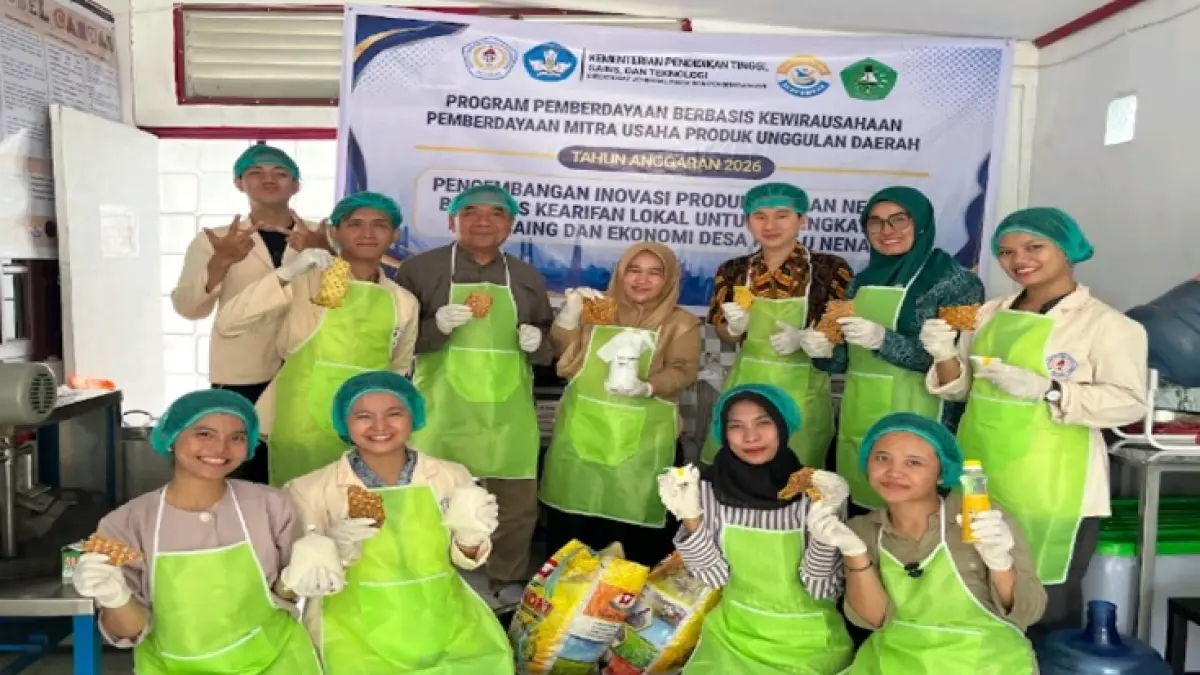 Peserta pelatihan foto bersama tim dari Institut Bisnis dan Teknologi Pelita Indonesia serta Universitas Lancang Kuning di sela-sela pelatihan pembuatan Nata de Pina dari kulit Nanas. (Pelita Indonesia)&nbsp;
