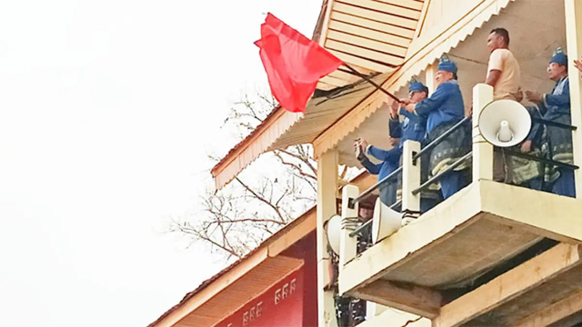 Plt Gubernur Riau H SF Hariyanto menjatuhkan bendera merah tanda sah dan dimulainya even pacu jalur tradisional tahun 2026, Rabu (19/8/2026) di Tepian Narosa Teluk Kuantan. Foto Desriandi Candra