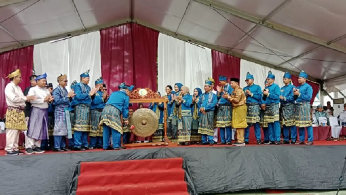 Plt Gubernur Riau H SF Hatiyanto melakukan pemukulan gong tanda dibukanya even pacu jalur tradisional tahun 2026, Rabu (19/8/2026) di Tepian Narosa Telukkuantan. (Desriandi Camdra/Riaupos.co)
