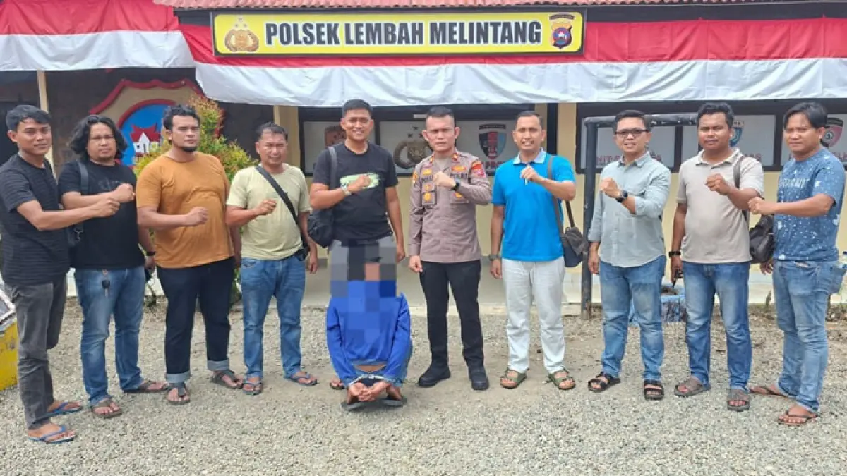 Polisi saat mengamankan AP di Polsek Lembah Melintang, Sumbar. (Dok Humas Res Rohil untuk Riaupos.co)