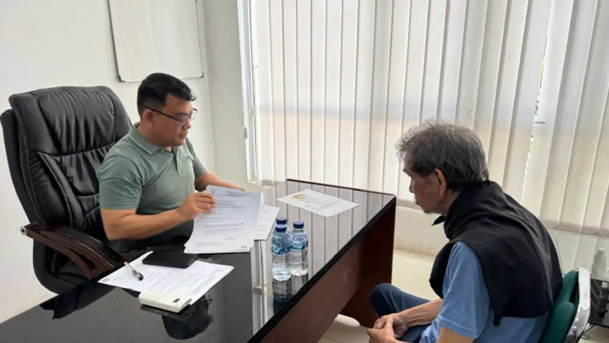 Proses serah terima buronan terpidana korupsi, Tengku Muhammad Nasir kepada jaksa eksekutor Kejari Dumai pada Rabu (19/8/2026). (Humas Kejati Riau untuk Riaupos.co)