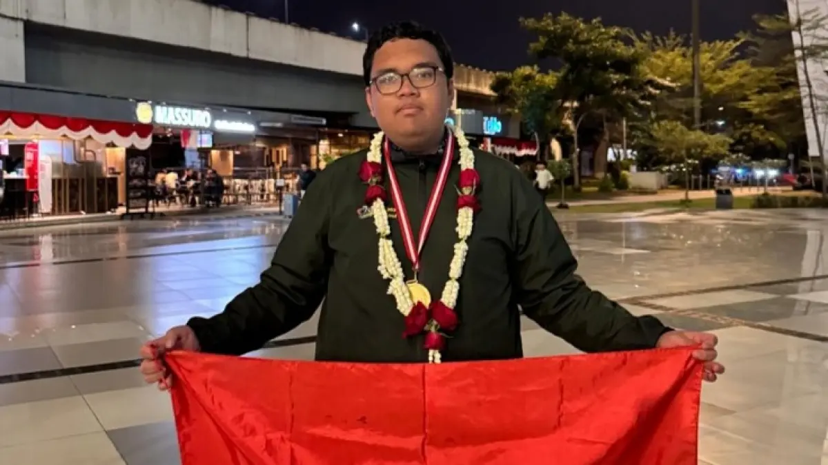 Rafif Adinata Ramadhan, alumni MAN 1 Pekanbaru mengibarkan bendera merah putih atas keberhasilannya mempersembahkan Gold Medal untuk Indonesia pada iGeo 2026 di Istanbul, Turki, belum lama ini. (MAN 1 Pekanbaru Untuk Riau Pos)