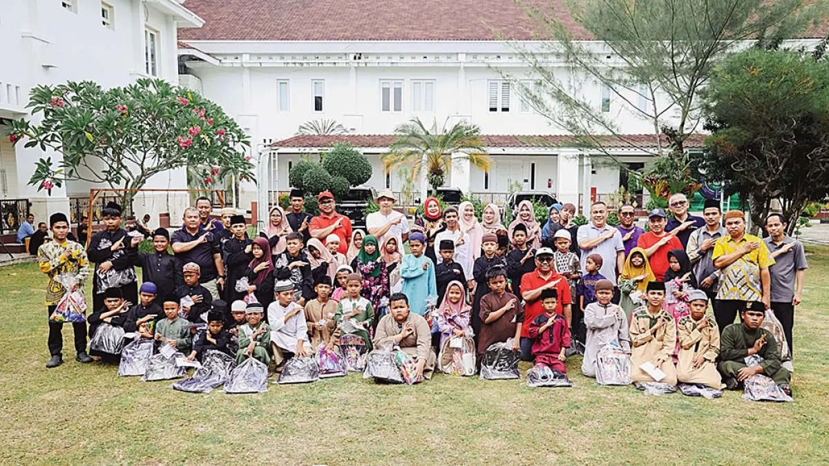 Region Head PTPN IV Regional III Bambang Budi Santoso dan jajaran foto bersama dengan anak-anak panti asuhan dalam rangka HUT Kemerdekaan RI di halaman Region Office PTPN IV Regional III di Kota Pekanbaru, Senin (17/8/2026).
