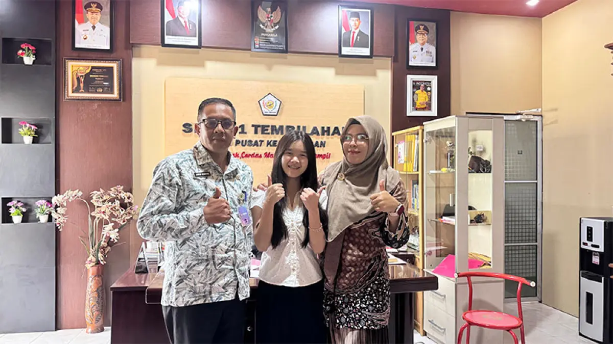 Rose Aini Carolina siswi SMKN 1 Tembilahan foto bersama guru sebelum berangkat kuliah di Tiongkok, Rabu (19/8/2026). (Istimewa)