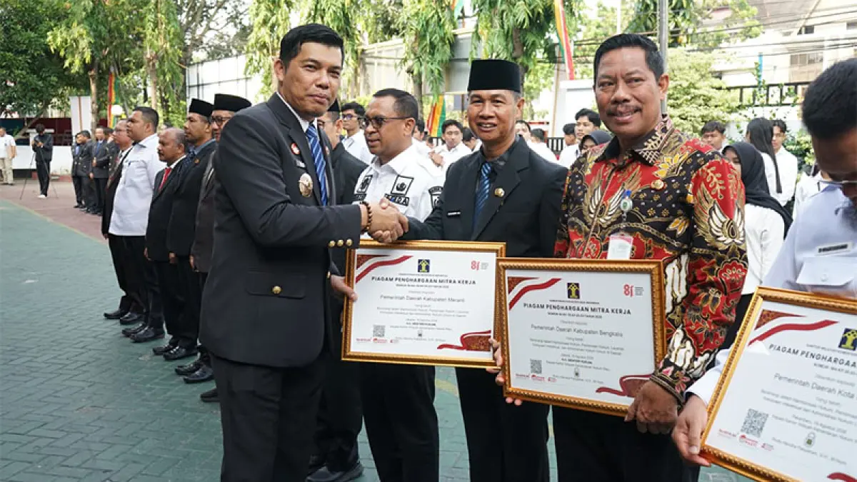 Sekda Kepulauan Meranti H Sudandri Jauzah menerima penghargaan Mitra Kerja Kementerian Hukum Tahun 2026 di Kantor Wilayah Kementerian Hukum Riau, Rabu (19/8/2026). (Istimewa)