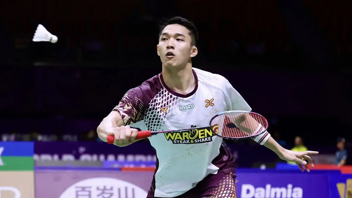 Tunggal putra Indonesia Jonatan Christie  mengembalikan kok  pada babak 64 Besar BWF World Championship 2026 di Indira Gandhi Indoor Stadium, New Delhi, India, Selasa (18/8/2026). 