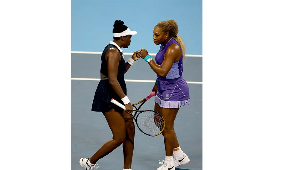  Venus Williams dan Serena Williams dari Amerika Serikat berdiskusi saat bertanding melawan Marta Kostyuk dari Cekoslowakia dan Peyton Stearns dari Amerika Serikat pada turnamen Cincinnati Open di Lindner Family Tennis Center, Selasa (18/8/2026). (afp)