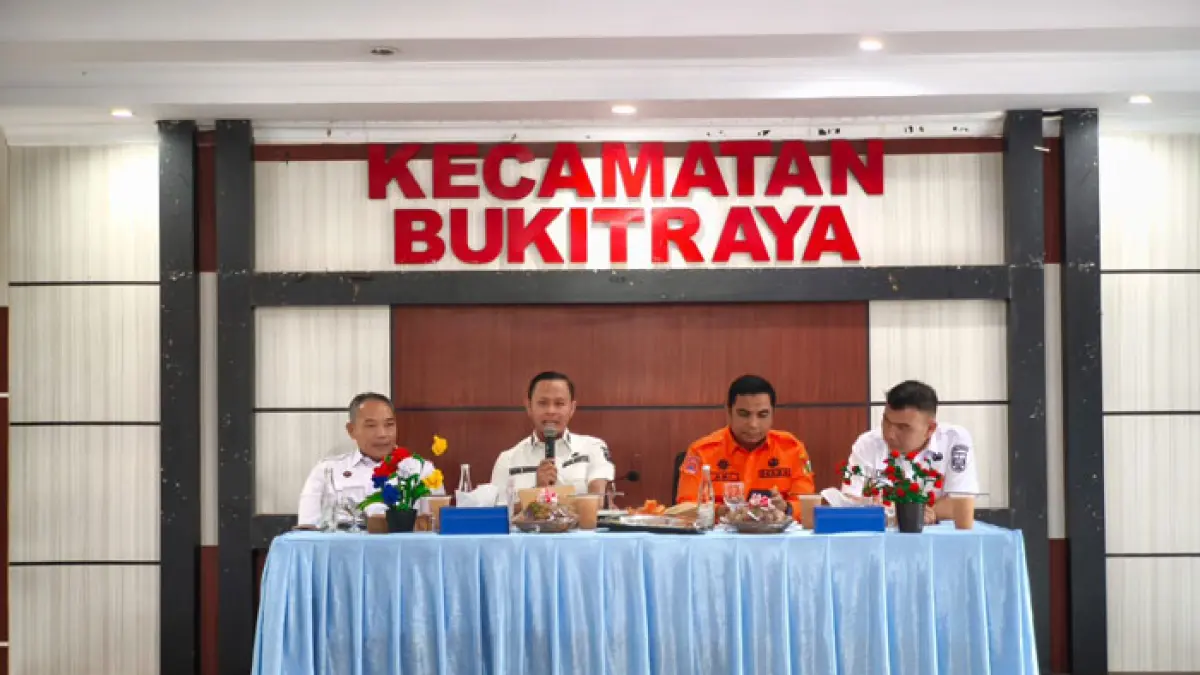 Wako Pekanbaru Agung Nugroho didampingi Sekda Kota Pekanbaru Zulhelmi Arifin dan para Asisten jajaran Pemko Pekanbaru berdiskusi dengan 15 Camat SE Pekanbaru, Rabu (19/8/2026). (M Ali Nurman/Riaupos.co)