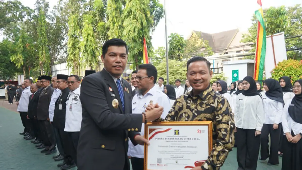 Kepala Kanwil Kemenkum Riau Rudy Hendra Pakpahan serahkan piagam penghargaan Mitra Kerja dari Kementerian Hukum RI melalui Kanwil Kemenkum Riau kepada Wabup Pelalawan H Husni Tamrin, SH, MH dalam rangkaian peringatan Hari Pengayoman ke-81 yang digelar di Kanwil Kemenkum Riau, Rabu (19/8/2026). (advertorial)