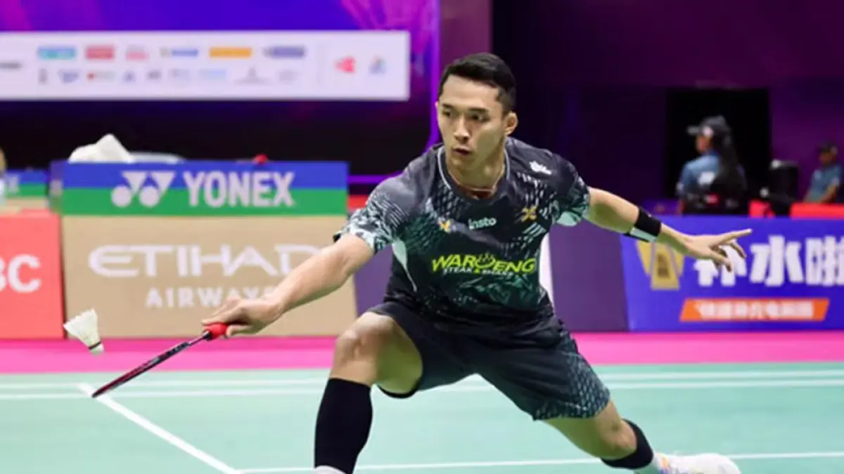 Tunggal putra Indonesia Jonatan Christie berusaha mengambil kok dalam babak 16 besar Kejuaraan Dunia BWF 2026 di Indira Gandhi Indoor Stadium, New Delhi, Kamis (19/8/2026). Jonatan Christie mengalahkan wakil Singapura Jia Heng Jason Teh melalui pertarungan tiga gim, 19-21, 21-19, 21-11.
