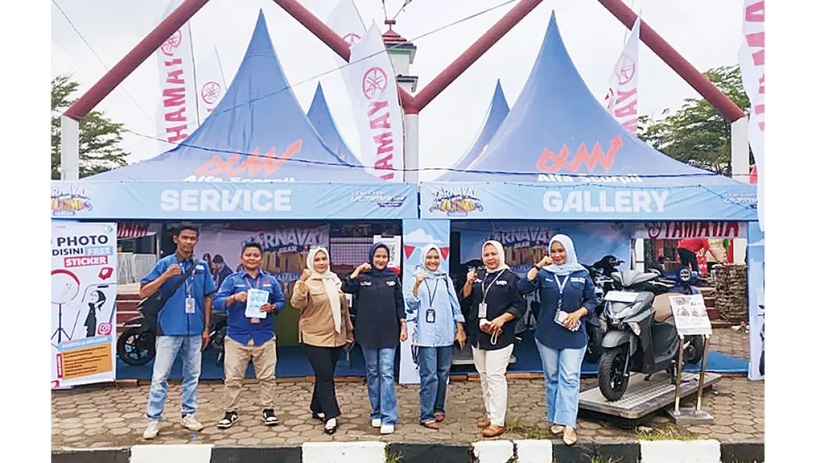Jajaran karyawan PT Alfa Scorpii Telukkuantan  berfoto di stan Karnaval Gear Ultima Yamaha  yang ikut meramaikan Festival Pacu Jalur 2026 di Taman Jalur, Telukkuantan, Kabupaten Kuantan Singingi, Rabu (19/8/2026). (PT Alfa Scorpii Telukkuantan untuk riau pos)
