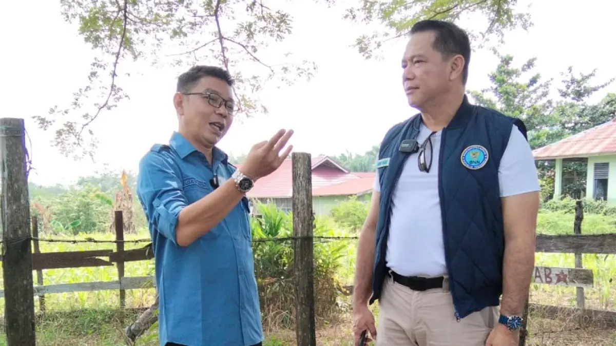Asisten I Setda Kuansing H Fahdiansyah bersama Kepala BNN Provinsi Riau&nbsp; Brigjen Pol Christ Reinhard Pusung, Kamis (20/8/2026) meninjau lahan kantor BNN Kabupaten Kuansing.(Istimewa)