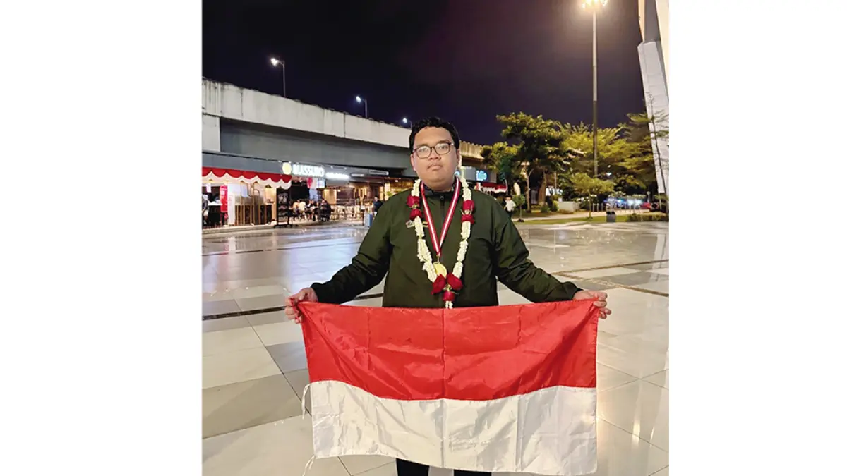 BAWA BENDERA: Rafif Adinata Ramadhan, alumni MAN 1 Pekanbaru mengibarkan bendera Merah Putih atas keberhasilannya memperoleh Gold Medal  iGeo 2026 di Istanbul, Turki, belum lama ini.  (MAN 1 Pekanbaru untuk Riau Pos)
