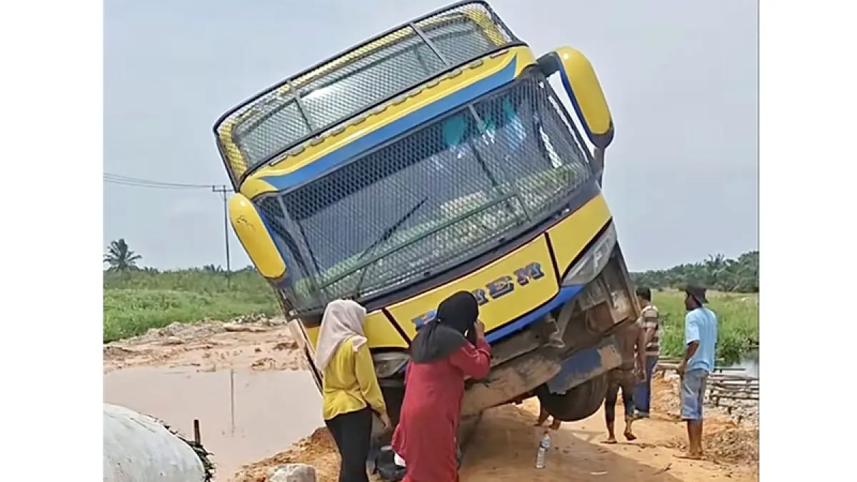 Bus Pinem nyaris terbalik di ruas jalan provinsi Sontan-Duri, Kamis (20/8/2026) siang. Foto Tangkapan Layar Video FB Muhammad Zulaika Rohul.