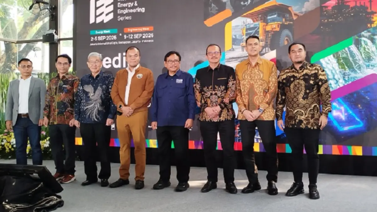 Dari kiri ke kanan, Ahmad Syauki (Sekjen PJCI), Hendra Suryakusuma (Chairman IDPRO), Bambang Tjahjono (Direktur Eksekutif ASPINDO), Moshe Rizal (Komite Investasi ASPERMIGAS), Dudung Maulana (Sekjen AP3I), Teddy Setiabudi (Chairman PERPAMSI), Andrian Cader (COO ADEXCO), Hanung Hanindito (Deputy Event Director Pamerindo) pada konferensi pers IEE Series (19/8/2026). (Ari Iswandi/riaupos.co)