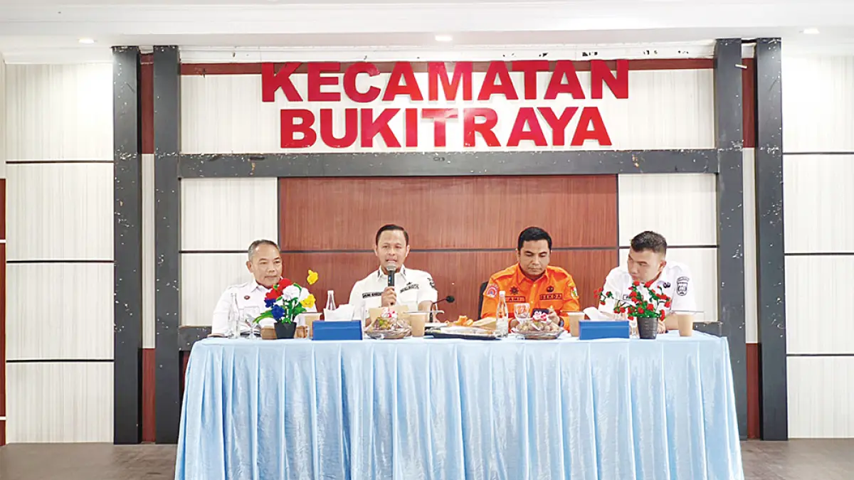 DISKUSI: Wako Pekanbaru Agung Nugroho didampingi Sekko Zulhelmi Arifin dan para asisten jajaran Pemko Pekanbaru berdiskusi dengan 15 camat se-Pekanbaru di aula Kantor Camat Bukitraya, Rabu (19/8/2026). (M ALI NURMAN/riau pos)