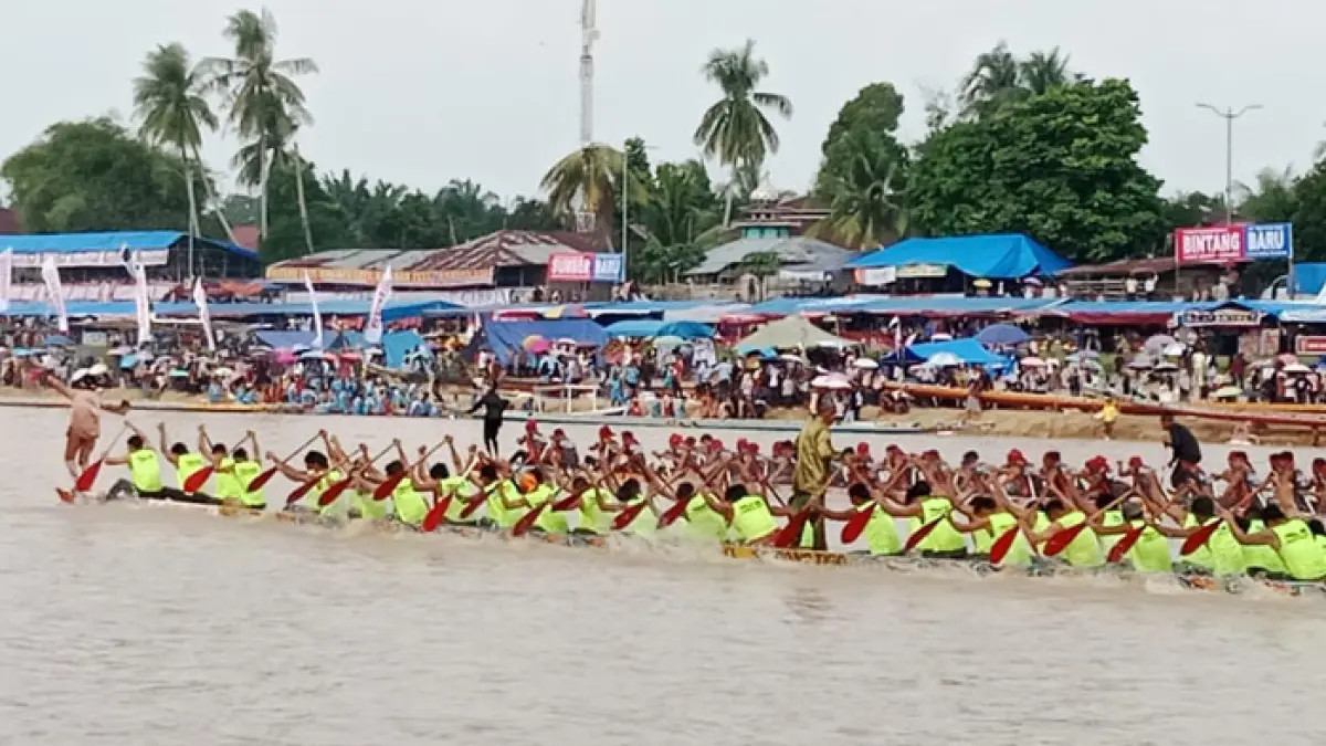 Dua jalur kembali berpacu sengit di hari kedua, Kamis (20/8/2026) di Tepian Narosa Teluk Kuantan. (Desriandi Candra/Riaupos.co)
