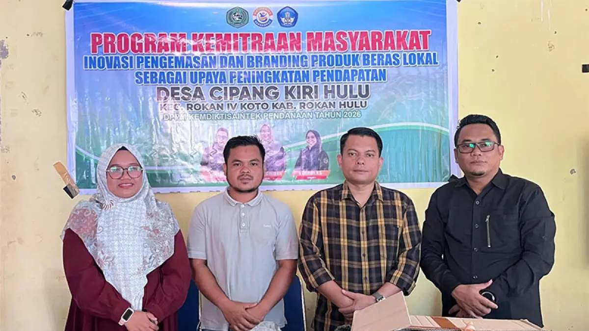 Ketua Tim PKM UPP Nurhikmah Sasna Junaidi bersama Direktur BUMDes Mentawai Hulu Sepakat, Kades Cipang Kiri Hulu Maspuri dan anggota Tim PKM Afrizal foto bersama usai pendampingan inovasi pengemasan serta branding produk beras lokal di Kantor Desa Cipang Kiri Hulu, baru-baru ini. Istimewa.