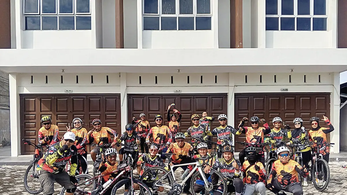 FOTO BERSAMA: Anggota Gowes Cippong Community (GCC) foto bersama usai melakukan gowes bersama, baru-baru ini. (GCC Untuk Riau Pos)
