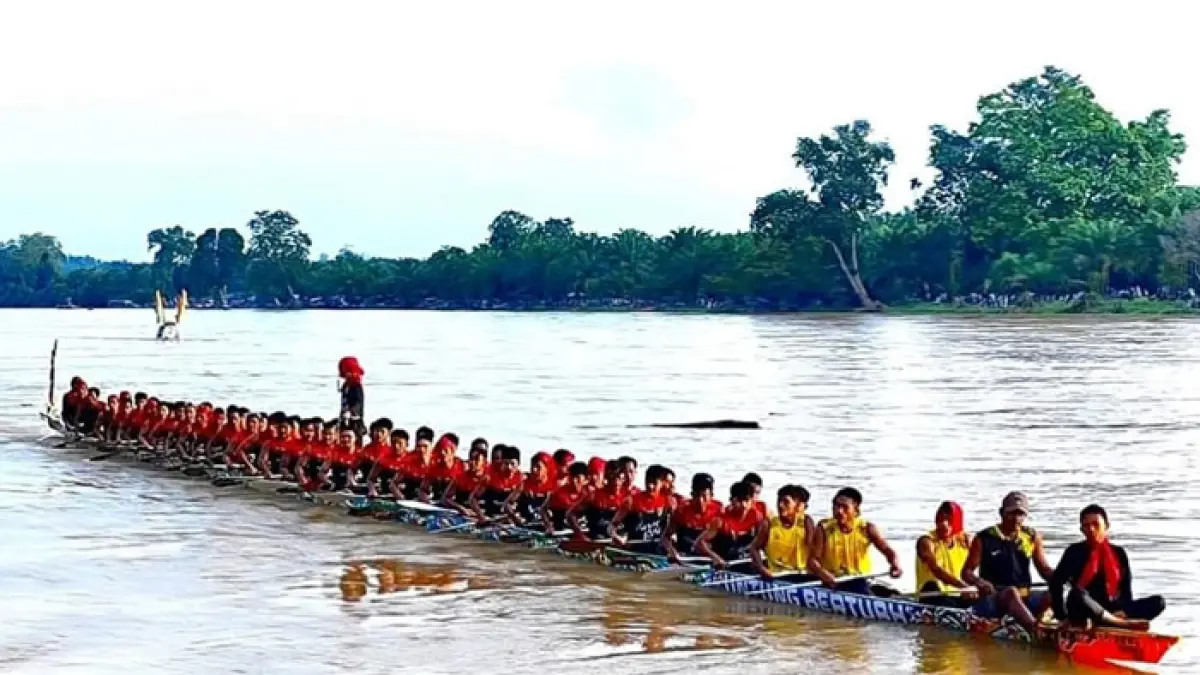 Jalur Untung Bertuah dari Desa Danau Baru Kecamatan Rengat Barat pada festival pacu jalur tradisional di Tepian Rengas Sakti Nibung Bertuah, Kabupaten Inhu belum lama ini. (Istimewa)