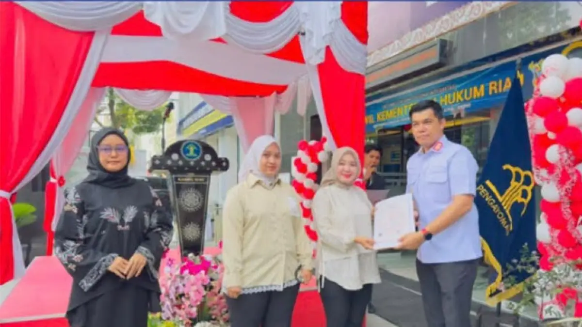 Kepala Kanwil Kemenkum Riau Rudy Hendra Pakpahan menyerahkan sertifikat Hak Cipta pada momen peringatan Hari Pengayoman ke-81, Rabu (19/8/2026). Ft Humas Kanwil Kemenkum Riau