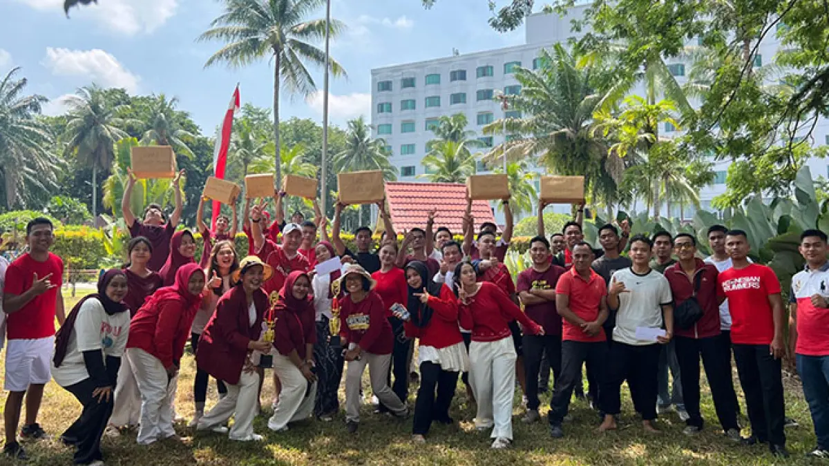 Keseruan lomba antar karyawan Aryaduta Pekanbaru dalam rangka menyemarakkan kemerdekaan. (Aryaduta pekanbaru untuk riau pos)
