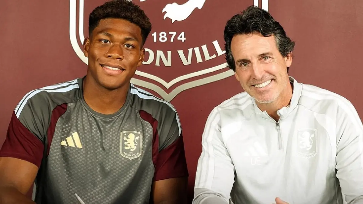 kiper Timnas Jepang Zion Suzuki (kiri) bersama pelatih Aston Villa, Unai Emery. (Instagram @zionsuzuki)