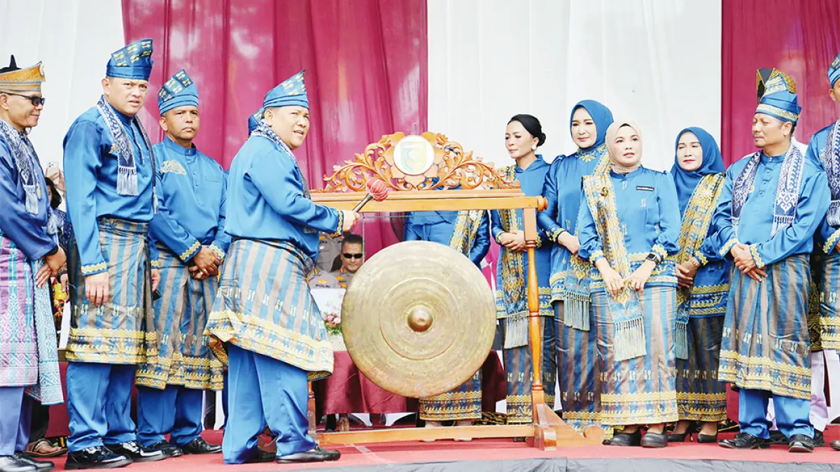 Pelaksana Tugas Gubernur Riau SF Hariyanto memukul gong saat membuka Festival Pacu Jalur 2026 di Tepian Narosa Telukkuantan, Kuantan Singingi, Rabu (19/8/2026). (DESRIANDI CANDRA/RIAU POS)