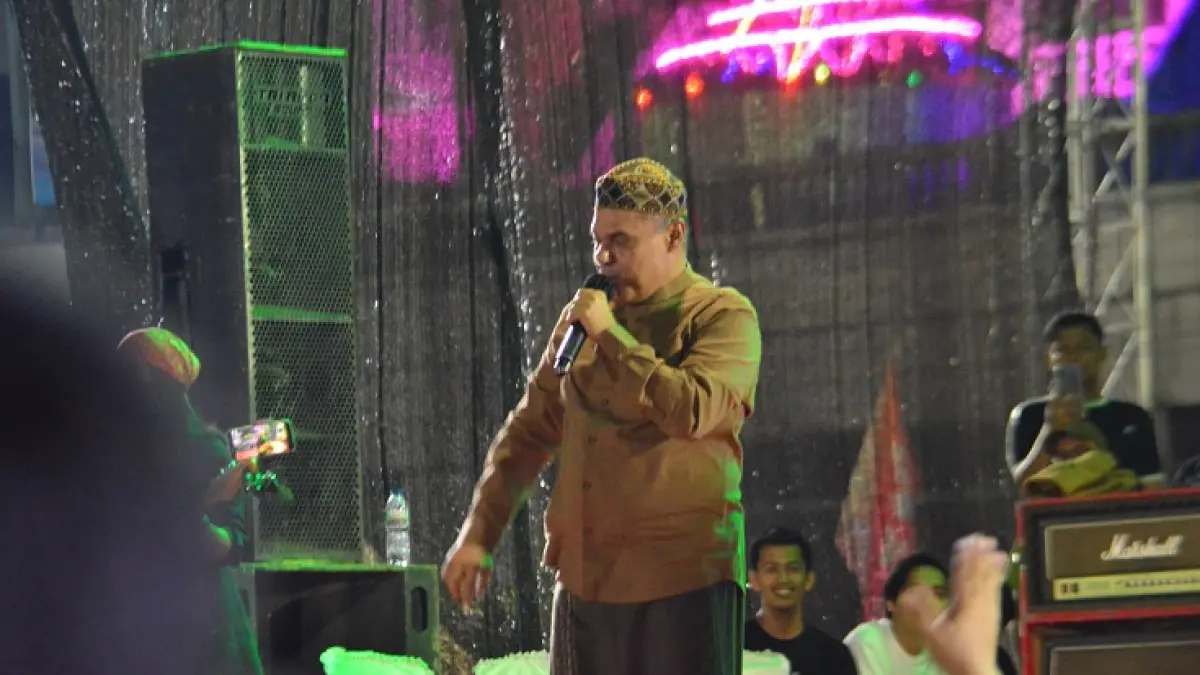 Penyanyi religi Islam Hadad Alwi tampil di malam pembukaan pacu jalur 2026 di eks Astaka Utama MTQ Riau, Telukkuantan, Rabu (19/8/2026) malam. (Desriandi Candra/Riaupos.co)