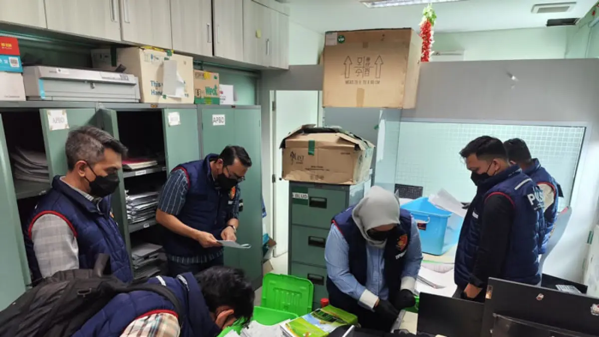 Penyidik Subdit III Ditreskrimsus Polda Riau saat melakukan penggeledahan kantor manajemen RSD Madani, Kamis (20/8/2026). (Istimewa)