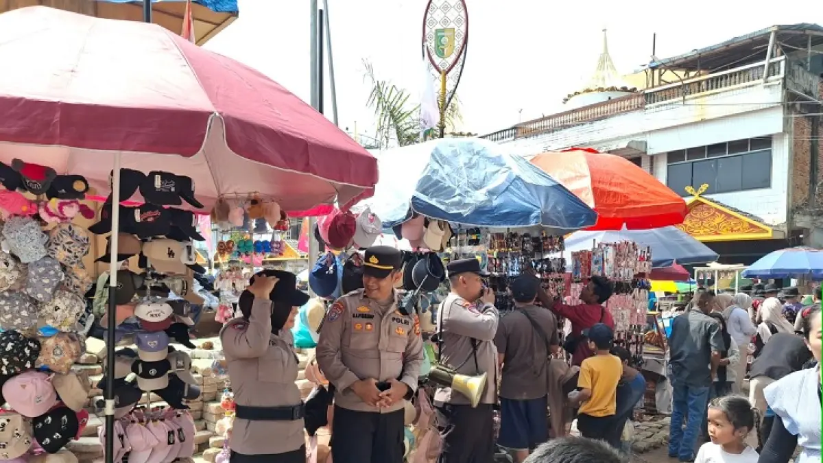 Personel Polres Kuansing melakukan pengamanan hari pertama pelaksanaan Event Pacu Jalur Tradisional tahun 2026, Rabu (19/8/2026). (Desriandi Candra/Riaupos.co)