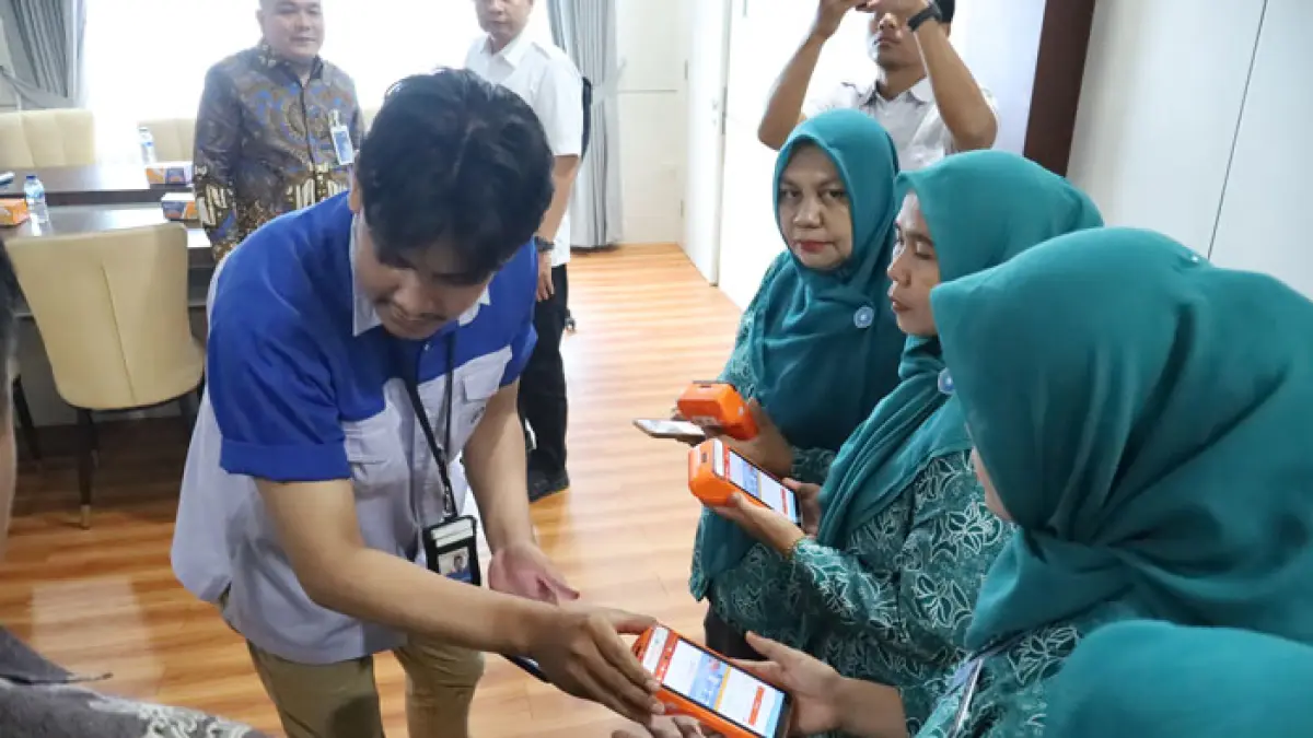 PKK Pekanbaru memakai mesin EDC door to door melayani masyarakat untuk membayar pajak baru-baru ini. (Istimewa)