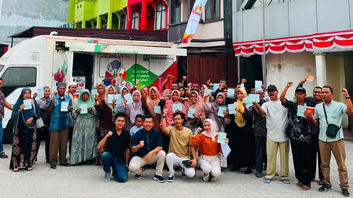 Puluhan warga Desa Silikuan Hulu memanfaatkan layanan BRK Syariah untuk mempersiapkan pendaftaran dan memperoleh porsi haji.