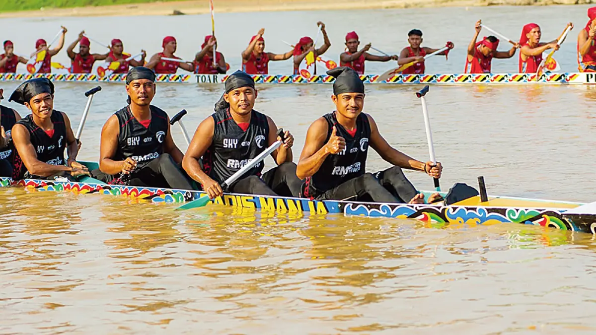 RAIH JUARA: Jalur Gadis Manja dari Desa Kepala Pulau, Kecamatan Kuantan Hilir berhasil meraih juara I pacu jalur mini 2026, Selasa (18/8/2026) sore. (DESRIANDI CANDRA/RIAU POS)