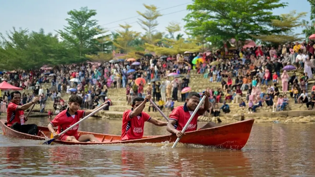 Ratusan masyarakat tumpah rumah menyaksikan Festival Kemerdekaan Desa Wisata Balai Pungut dan Pacu Sampan dalam rangka memperingati HUT ke-81 Kemerdekaan RI di Desa Balai Pungut, Kecamatan Pinggir, Rabu (19/8/2026). (Abu Kasim/Riaupos.co)