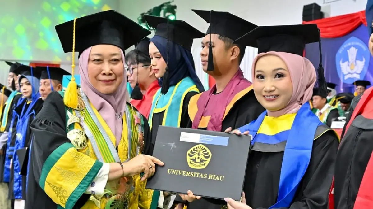 Rektor Unri Prof Dr Sri Indarti SE MSi bersama lulusan terbaik menunjukkan ijazah, Rabu (19/8/2026).(Humas Unri Untuk Riau Pos)